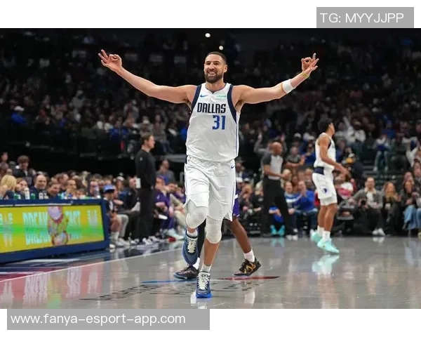 克莱替补首节表现出色5分钟内贡献5分2板1助1断展现冷静实力